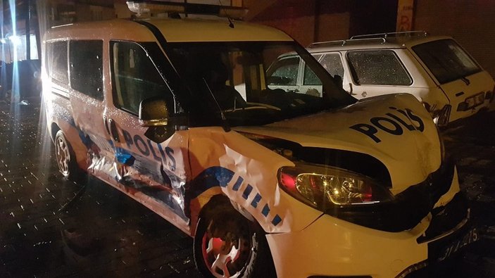 Hatay'da mültecileri taşıyan araç polis ekibine çarptı