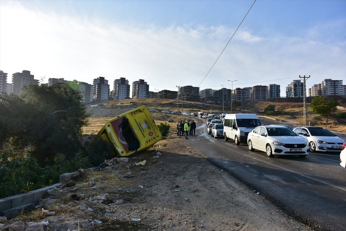 Gaziantep'te yolcu midibüsü devrildi: 14 yaralı