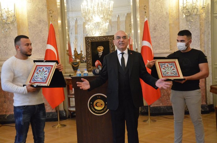 Viyana Büyükelçiliği, Türk gençlere plaket verdi