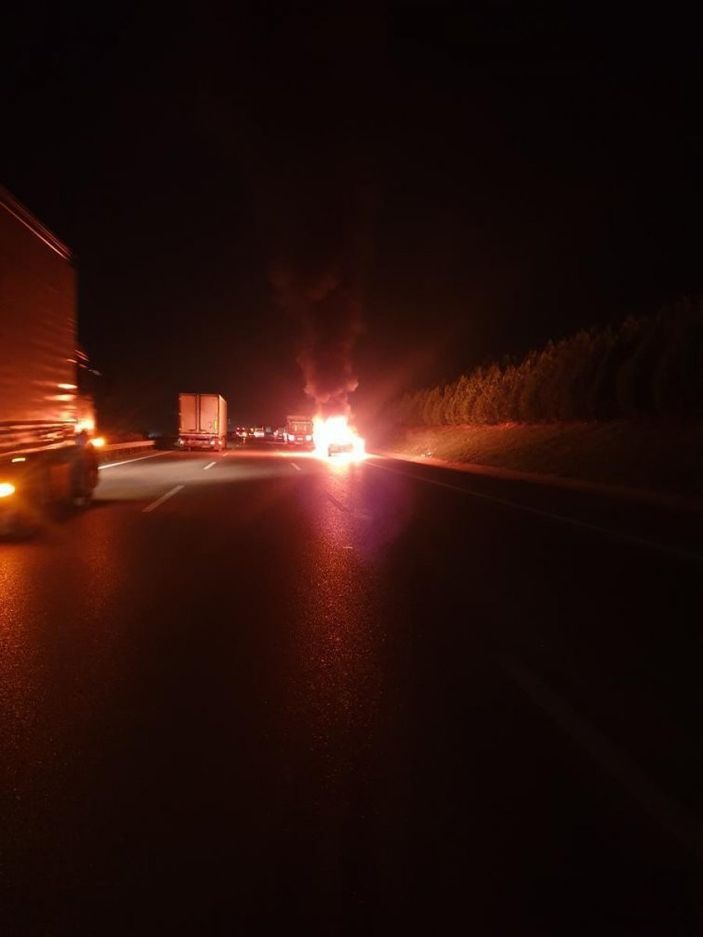 Bursa'da otomobilin lastikleri alev aldı