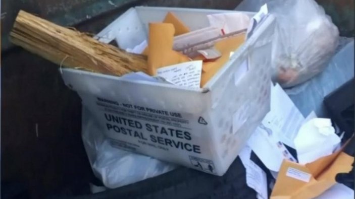 ABD'de çöplerden oy pusulaları çıktı