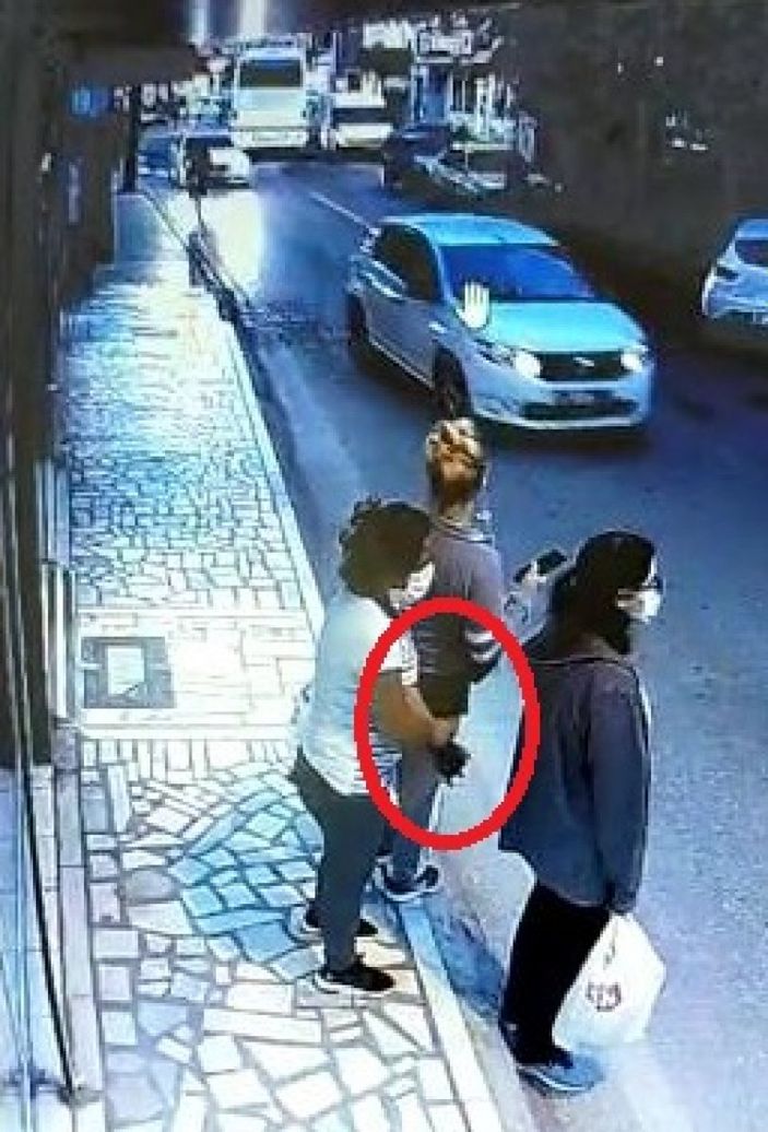 d Bursa'da otobüs bekleyen genç kızın cep telefonunu çaldılar