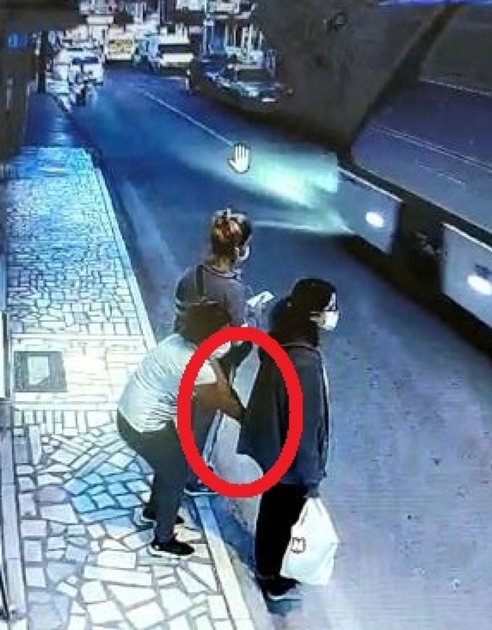 d Bursa'da otobüs bekleyen genç kızın cep telefonunu çaldılar
