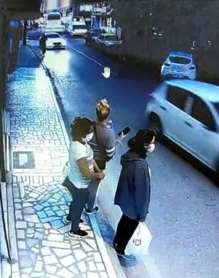 Bursa'da otobüs bekleyen genç kızın cep telefonunu çaldılar