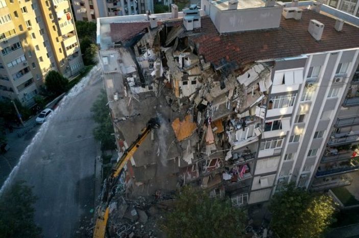 Gülşen'den İzmir depremi paylaşımı