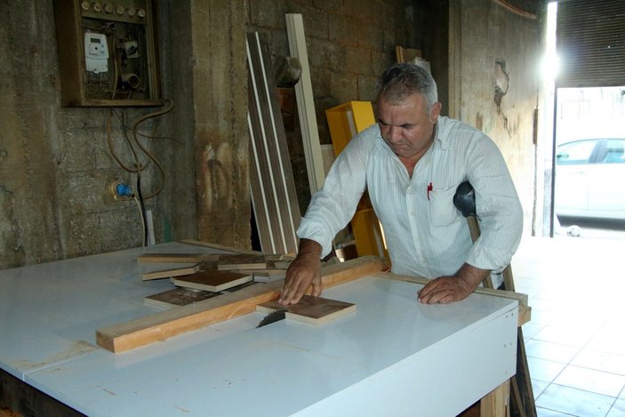 Adana'da marangoz ustası makinasını ahşaptan yaptı