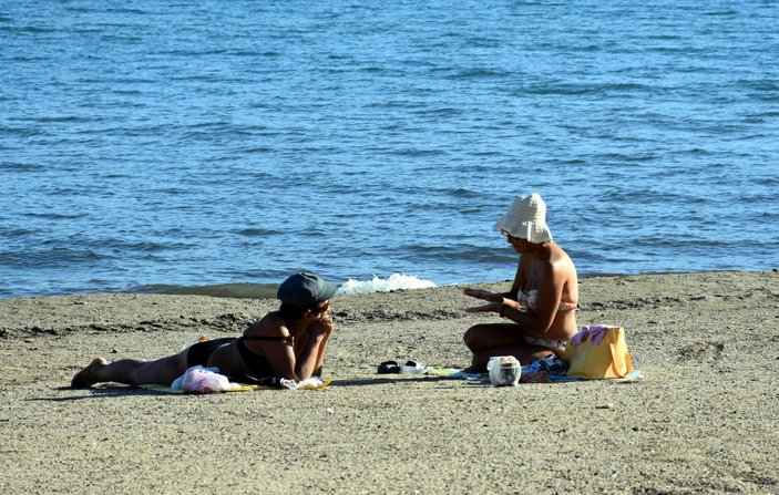 Marmaris’te pastırma yazı: Denize girip, plajda güneşlendiler