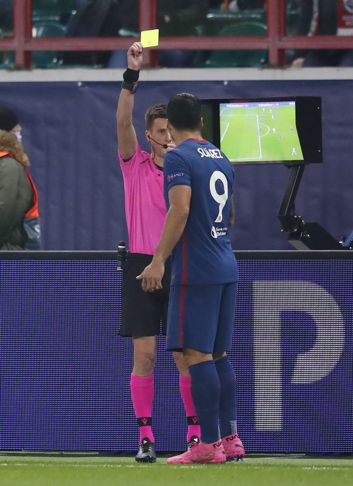 VAR'dan pozisyonu izleyen Luis Suarez sarı kart gördü
