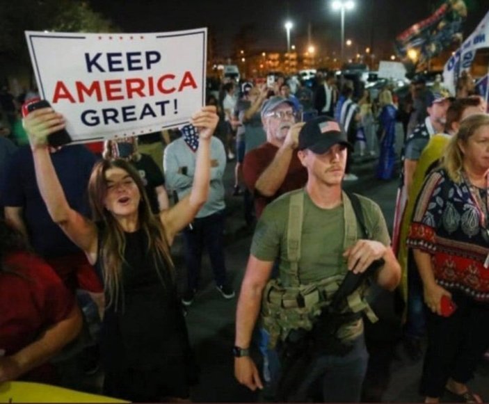ABD'de Trump destekçileri silahlarla seçim merkezi önünde bekledi