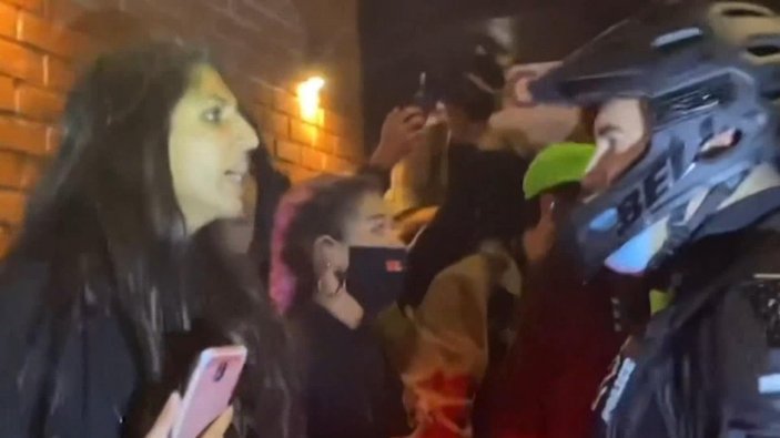 ABD sokaklarında seçim gerilimi: Kadın protestocu polisin yüzüne tükürdü