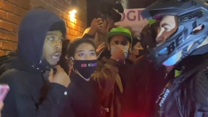 ABD sokaklarında seçim gerilimi: Kadın protestocu polisin yüzüne tükürdü