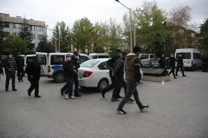 Afyon'da tedbirleri hiçe sayıp asker eğlencesi yapan gençler polise saldırdı