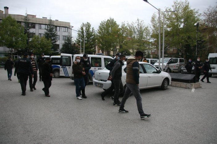 Afyon'da tedbirleri hiçe sayıp asker eğlencesi yapan gençler polise saldırdı