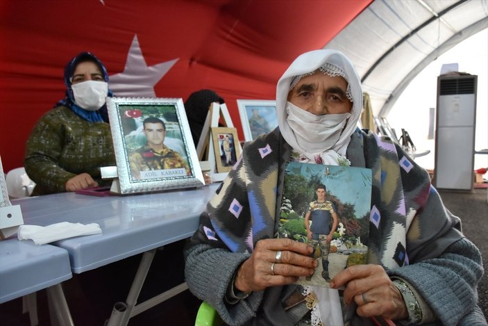 90 yaşındaki anne, Diyarbakır'daki evlat nöbetine katıldı