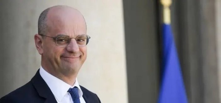 Fransa Eğitim Bakanı Blanquer, kendi çizimleri bulunan yayını sansürledi