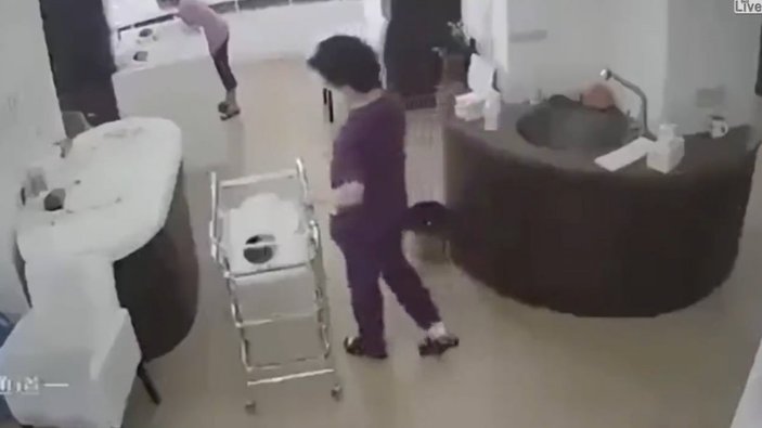 Çin'de bir hemşire, pusetteki bebeği yere düşürdü