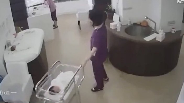 Çin'de bir hemşire, pusetteki bebeği yere düşürdü