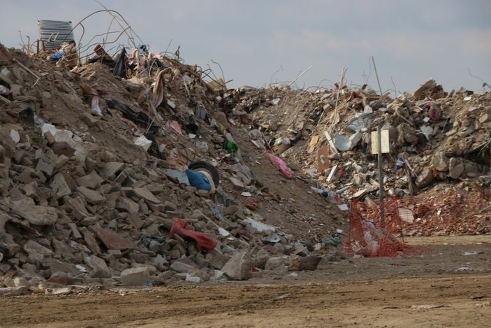İzmir'de 114 kişiye mezar olan moloz yığınları havadan görüntülendi