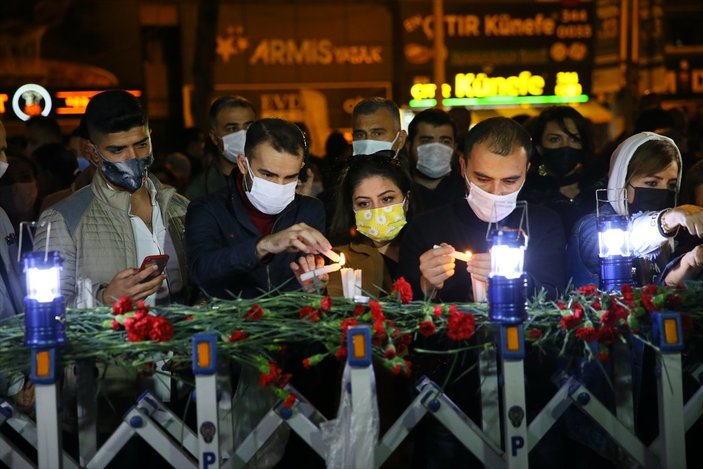 İzmir'de Rızabey Apartmanı'nın önüne karanfiller bırakıldı