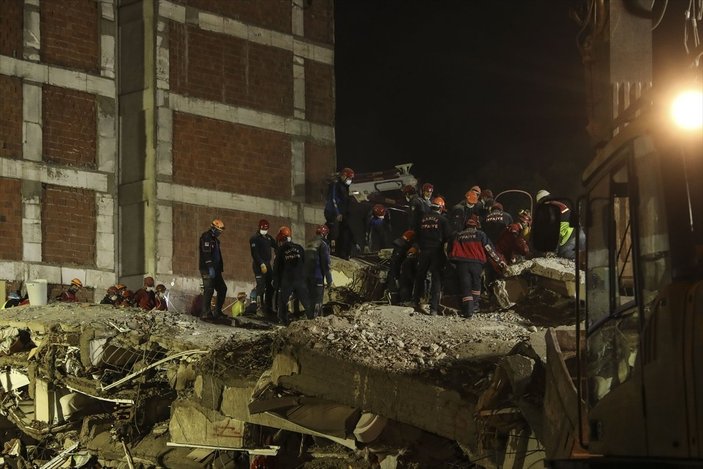 İzmir'de yıkılan binalarla ilgili 7 kişi tutuklandı