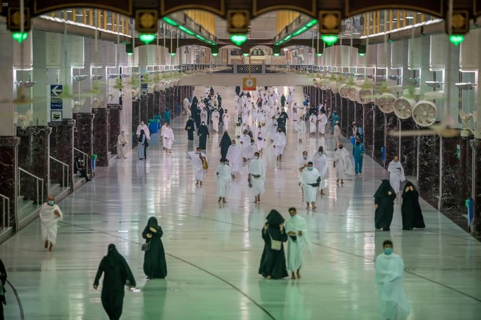 Mekke'ye gelen umreciler, 8 ay sonra Kabe'de ilk tavafı yaptı