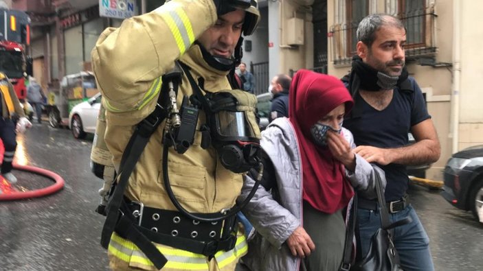 Beyoğlu'nda yanan binadan kayarak kurtuldu