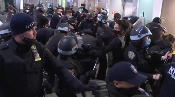 New York polisinden kadın göstericiye yumruk
