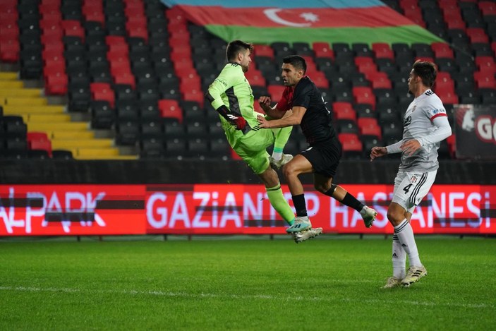 Beşiktaş'ta Ersin Destanoğlu kırmızı kart gördü