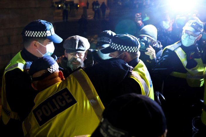 İngiltere'de karantina protestosuna polis müdahalesi