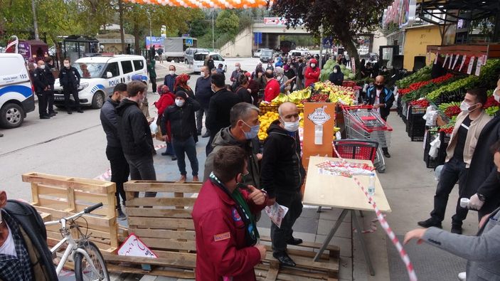 d Kocaeli'de markette indirim yapılınca koronavirüs tedbirleri unutuldu