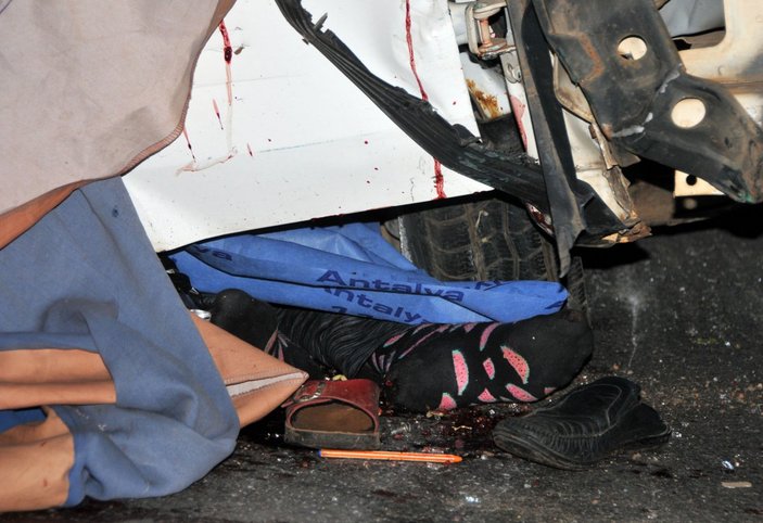 Antalya'da minibüsün altında kalan kadın hayatını kaybetti