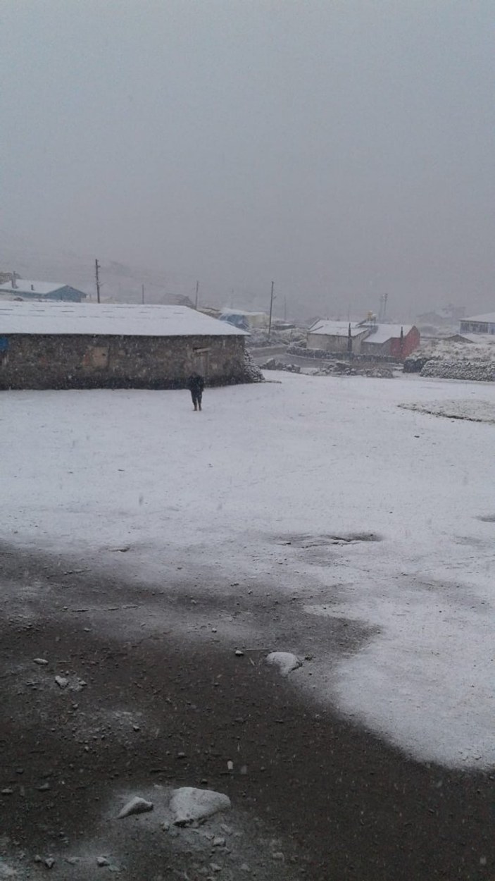 Ardahan'ın yüksek yerlerine kar yağdı