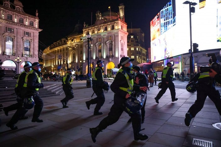 İngiltere'de karantina protestosuna polis müdahalesi