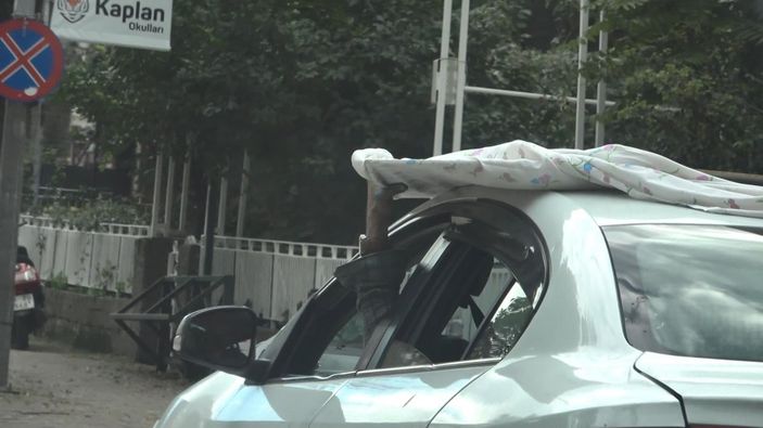 d Bursa’da bir eli direksiyonda diğer eli suntada olan sürücüye ceza