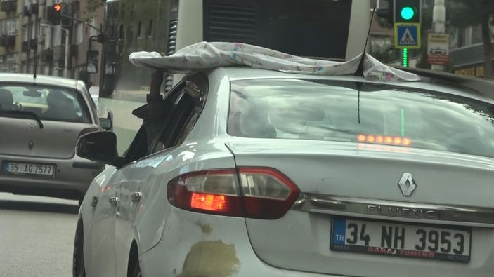 d Bursa’da bir eli direksiyonda diğer eli suntada olan sürücüye ceza