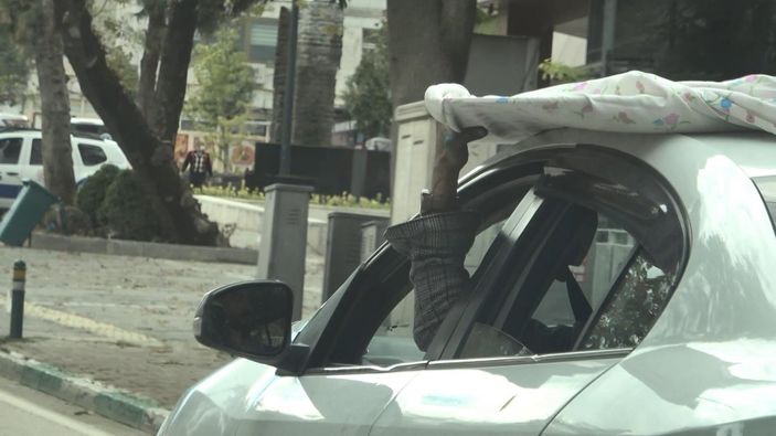 d Bursa’da bir eli direksiyonda diğer eli suntada olan sürücüye ceza