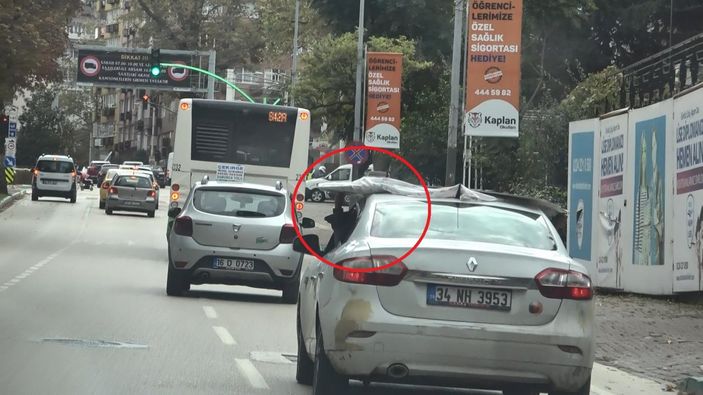 d Bursa’da bir eli direksiyonda diğer eli suntada olan sürücüye ceza