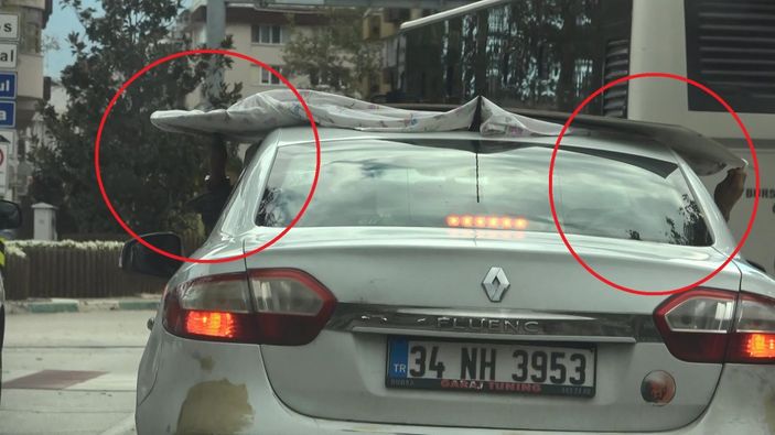 d Bursa’da bir eli direksiyonda diğer eli suntada olan sürücüye ceza