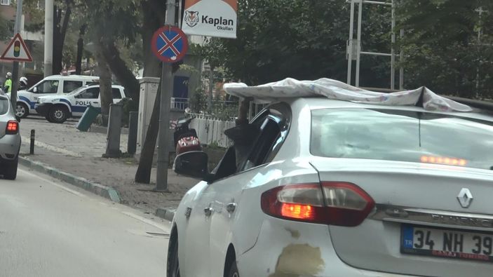 d Bursa’da bir eli direksiyonda diğer eli suntada olan sürücüye ceza