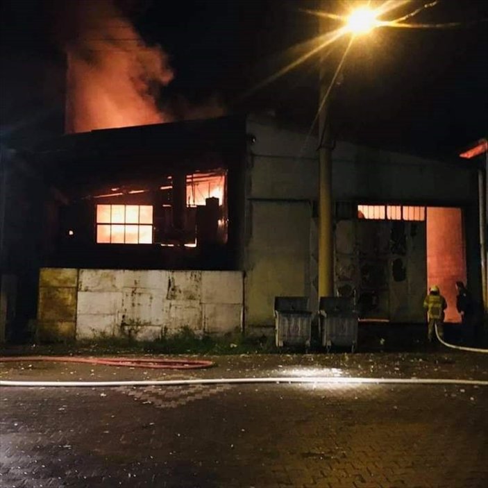 Balıkesir'de kauçuk fabrikasında yangın çıktı