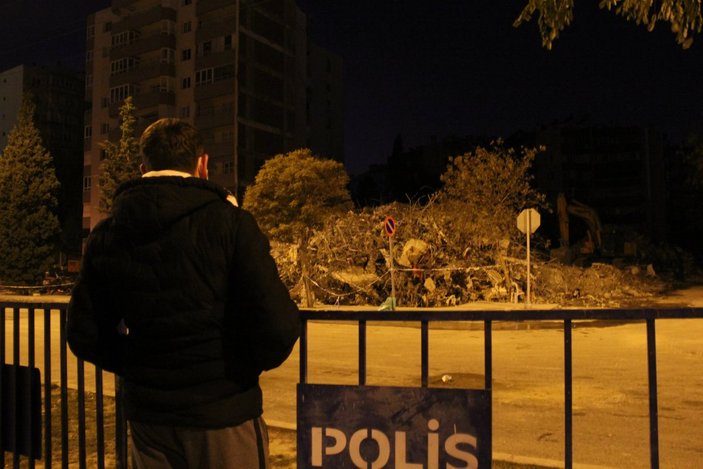 İzmir'de kurye, enkaz altında kalmaktan son anda kurtulduğu anları anlattı