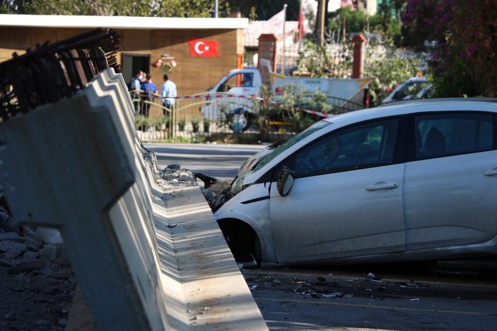 İzmir depreminde beton blokların araçların üzerine düşme anı