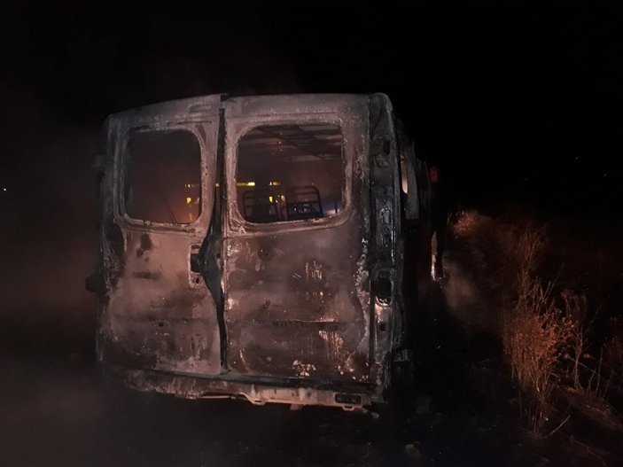 Van'da yangın çıkan minibüs hurdaya döndü