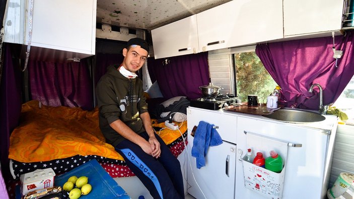 Konya'da sağlık çalışanı, yakınlarını korumak için karavanda kalıyor