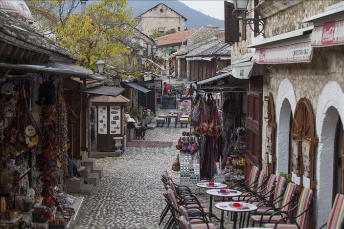 Mostar'ın tarihi çarşısındaki dükkanlar, salgına yenildi