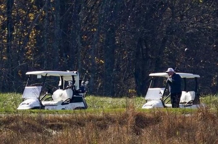 Biden zaferini ilan ederken Trump golf oynuyordu