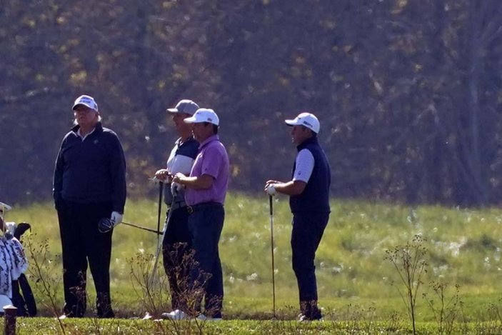 Biden zaferini ilan ederken Trump golf oynuyordu