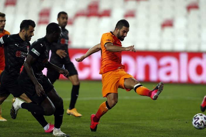 Galatasaray zorlu Sivas deplasmanından kayıpsız döndü