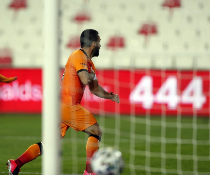 Arda Turan 9 yıl sonra Galatasaray formasıyla gol attı