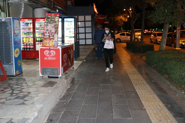 Diyarbakır'da maskesiz yürüyen genç, küçük kızın yüzüne hapşırdı
